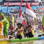 Kegiatan Tradisi Olahraga Pacu Jalur Di Atas Sampan Panjang