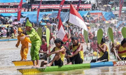 Kegiatan Tradisi Olahraga Pacu Jalur Di Atas Sampan Panjang