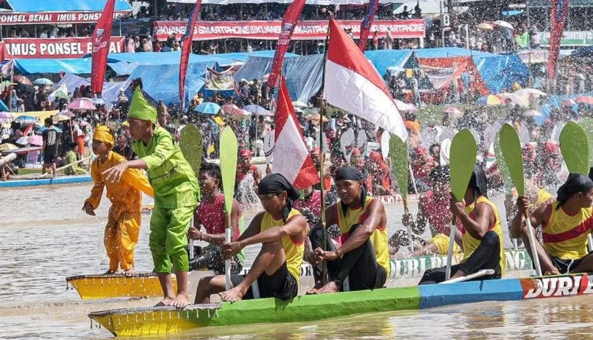 Kegiatan Tradisi Olahraga Pacu Jalur Di Atas Sampan Panjang