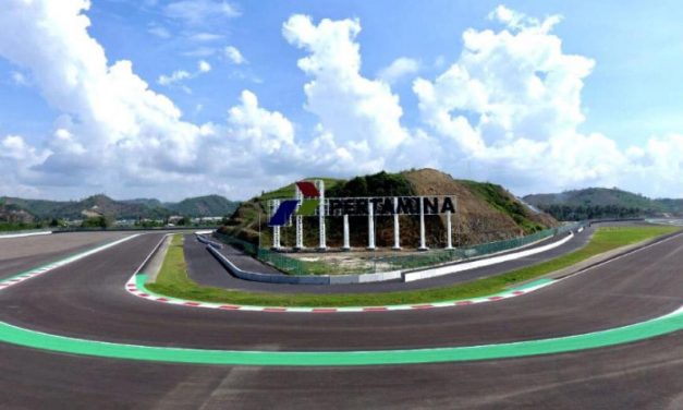 Arena Khusus Atau Sirkuit Lintasan Balapan Motor Atau Mobil