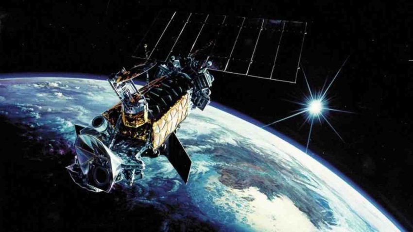 Mengelilingi Sebuah Planet Yaitu Benda Satelit Pada Orbit Tertentu