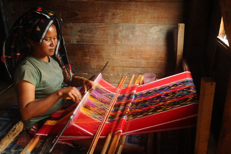 Tenunan Budaya Indonesia Sebuah Kain Ulos