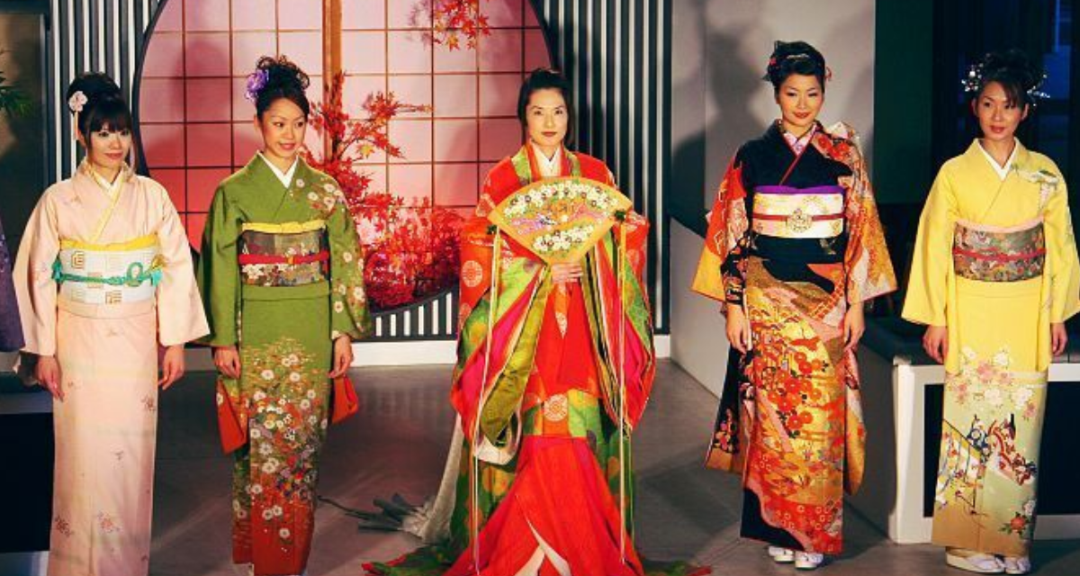 Sebuah Pakaian Kimono Yang Berasal Dari Jepang