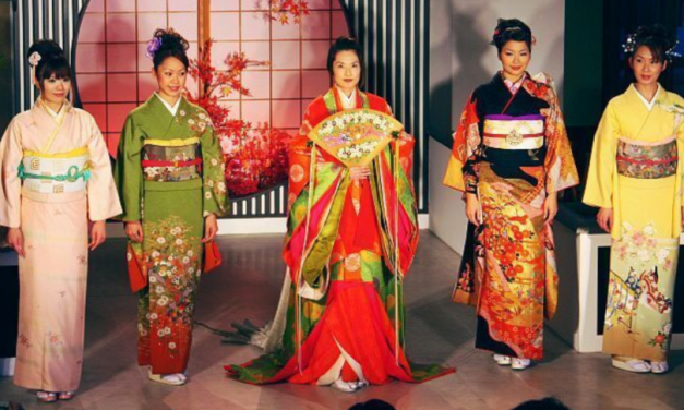 Sebuah Pakaian Kimono Yang Berasal Dari Jepang