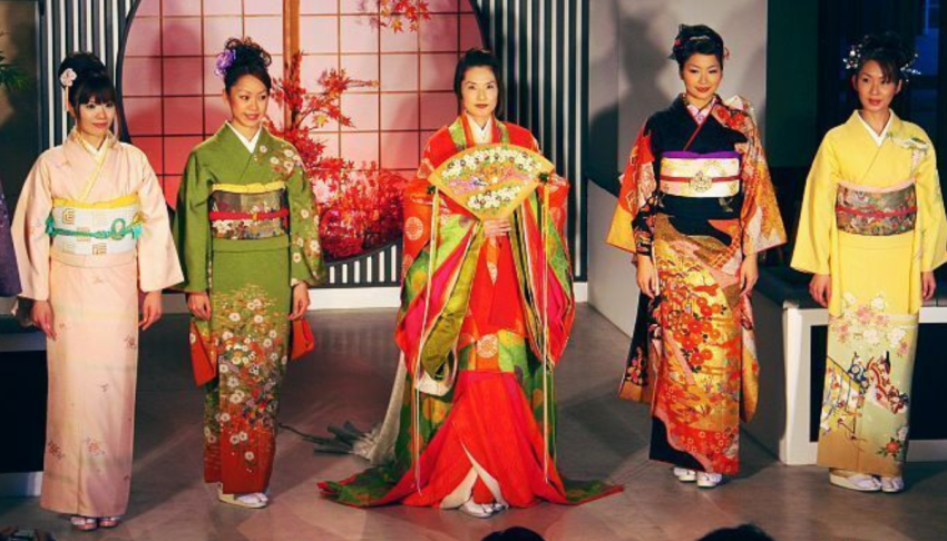 Sebuah Pakaian Kimono Yang Berasal Dari Jepang