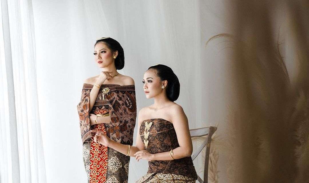 Bagian Pakaian Tradisional Kemben Di Dada Seseorang