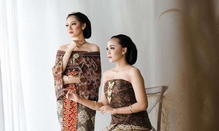 Bagian Pakaian Tradisional Kemben Di Dada Seseorang