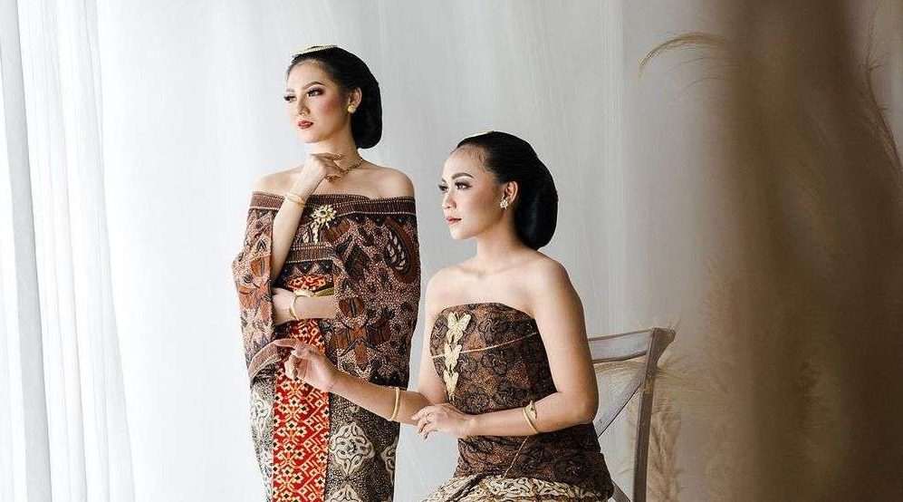 Bagian Pakaian Tradisional Kemben Di Dada Seseorang