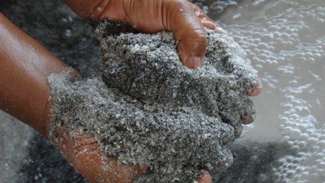 Bahan Perak Keputihan Atau Sebuah Logam Timah