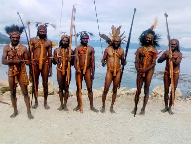 Budaya Berpakaian Adat Koteka Dari Masyarakat Papua