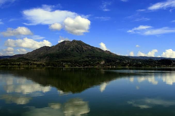 Wilayah Perairan Danau Dengan Pemandangan Indah
