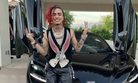 Seseorang Penyanyi Rapper Dengan Ritme Yang Cepat