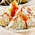 Makanan Segitiga Lupis Dengan Kuah Manis Gula Merah
