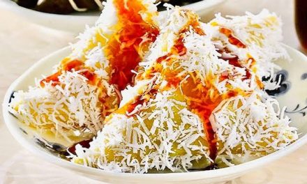 Makanan Segitiga Lupis Dengan Kuah Manis Gula Merah