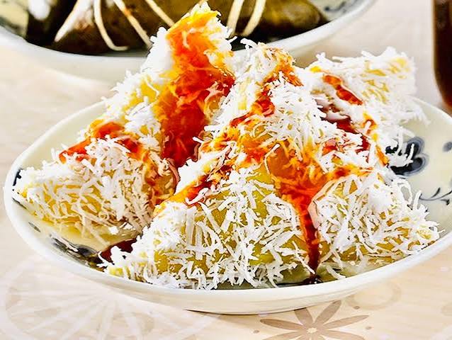 Makanan Segitiga Lupis Dengan Kuah Manis Gula Merah