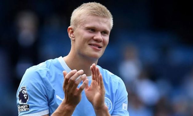 Seorang Pemain Sepakboala Fisik Besar Erling Haaland