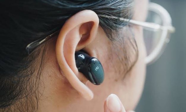 Perangkat Teknologi Earphone Untuk Mendengar Audio