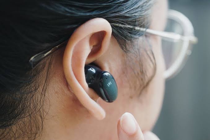 Perangkat Teknologi Earphone Untuk Mendengar Audio