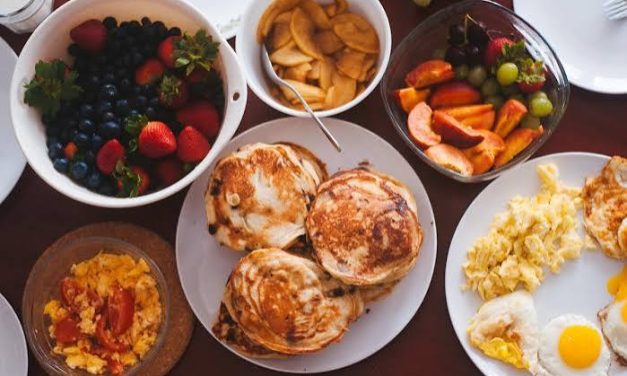 Kegiatan Makan Pagi Atau Melakukan Sarapan
